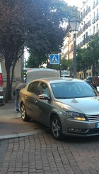 Vehículos aparcados sobre las aceras en la calle Fuencarral