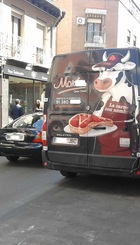 Estacionando con las cuatro ruedas en la acera