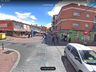 Peatones cruzando la calle de Sierra Vieja por medio de la carretera