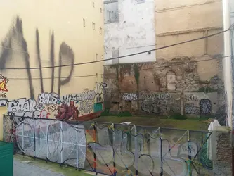 Grafitis sobre muralla cristiana