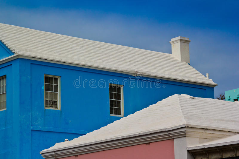 casas-coloridas-y-tejados-blancos-de-bermudas-68431602.jpg