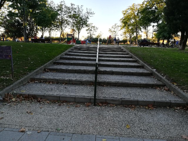 Escaleras actuales para acceder al parque infantil