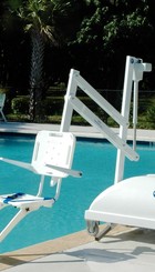 elevador-portatil-para-acceso-piscina-discapacitados.jpg