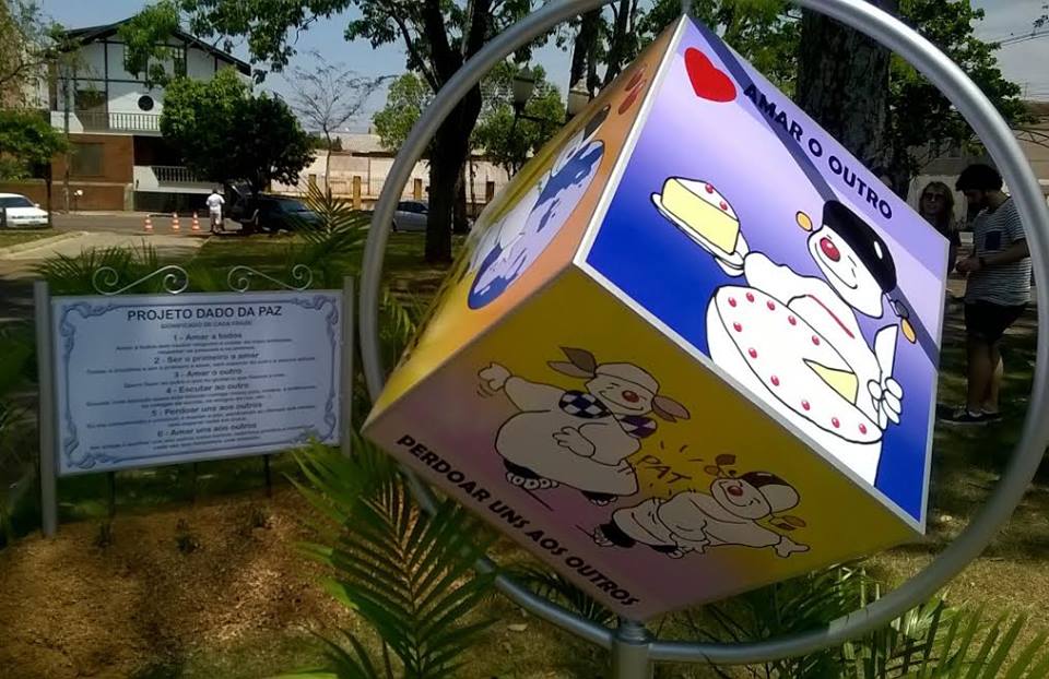 Monumento de dado de la paz