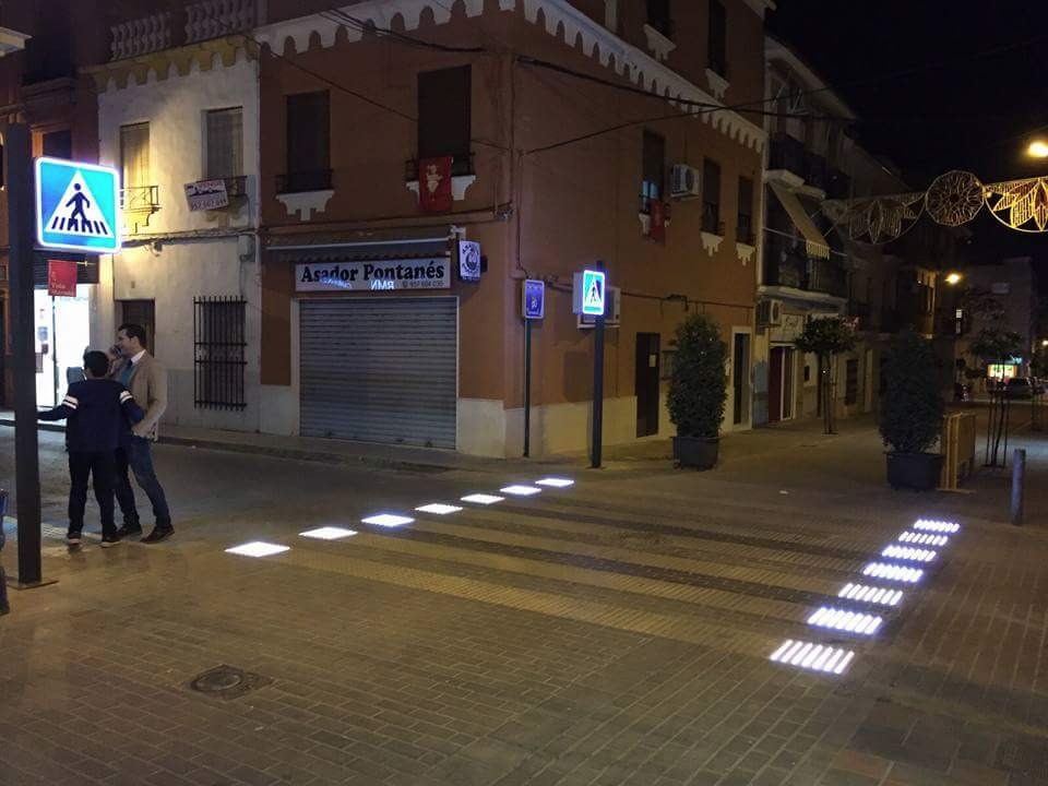 Seguridad_vial_-_paso_peatones_luminoso.jpg