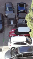 3 contenedores, 2 vidrio y uno de papel