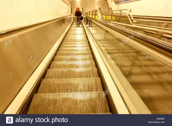 escalera-mecanica-del-metro-metro-de-madrid-d2266r.jpg