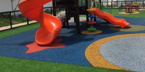 Ejemplo de parque infantil son suelo de caucho reciclado