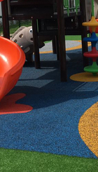 Ejemplo de parque infantil son suelo de caucho reciclado