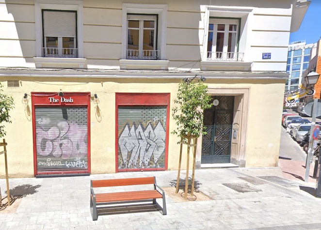 imagen de banco instalado en la calle Murillo.
