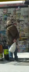 Abuelo_en_kiosko.jpg