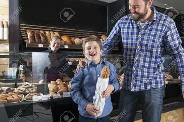 84836841-padre-e-hijo-comprando-pan-en-una-panadería.jpg