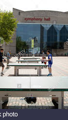 personas-jugando-al-ping-pong-en-la-calle.jpeg