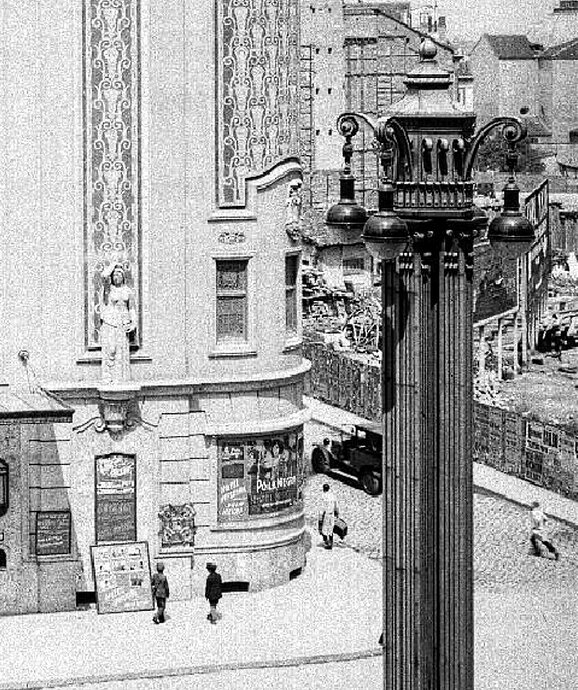 Vista de la farola histórica de la Plaza del Callao