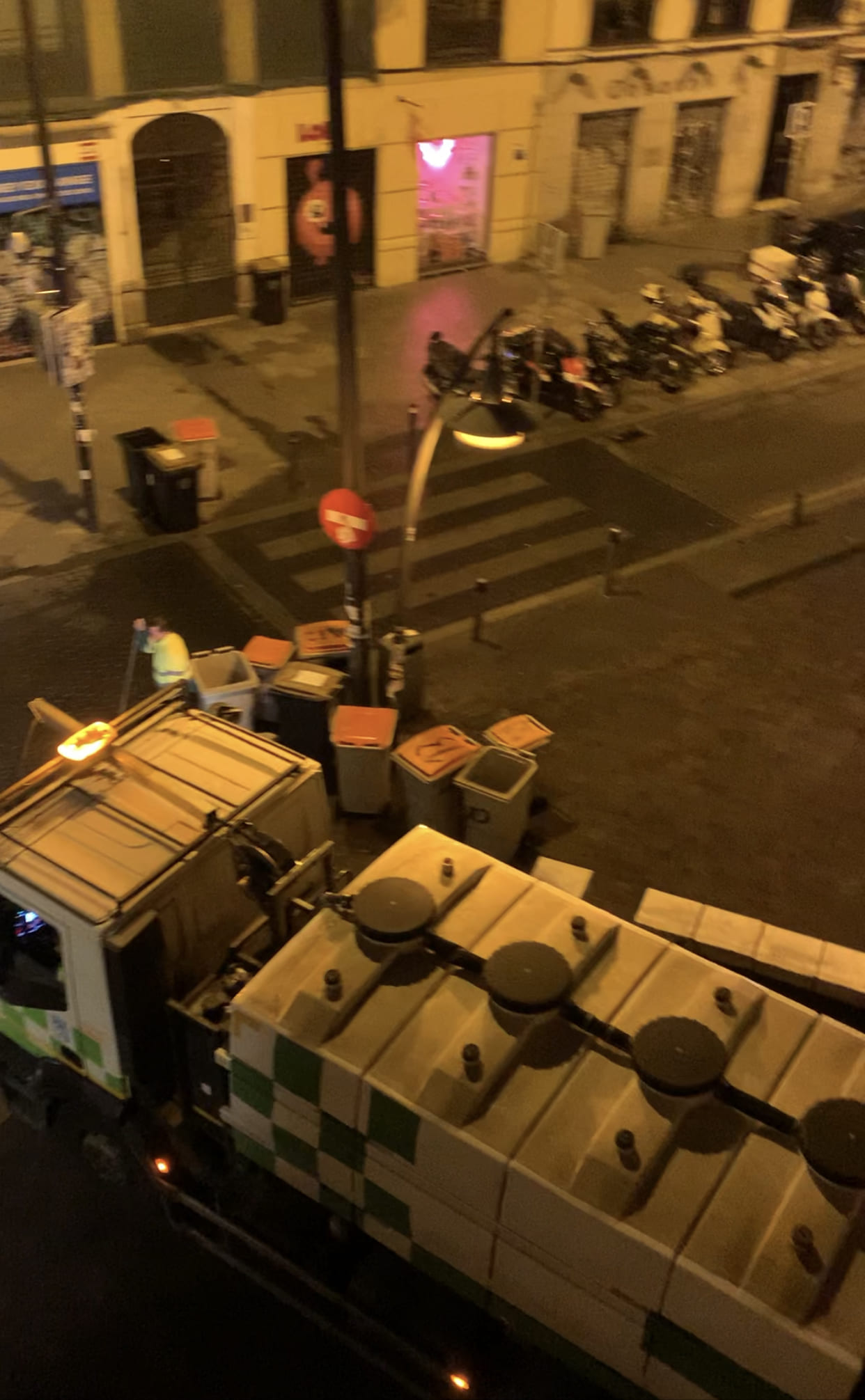 Camión de baldeo con el motor encendido generando un enorme ruido a las 3 am