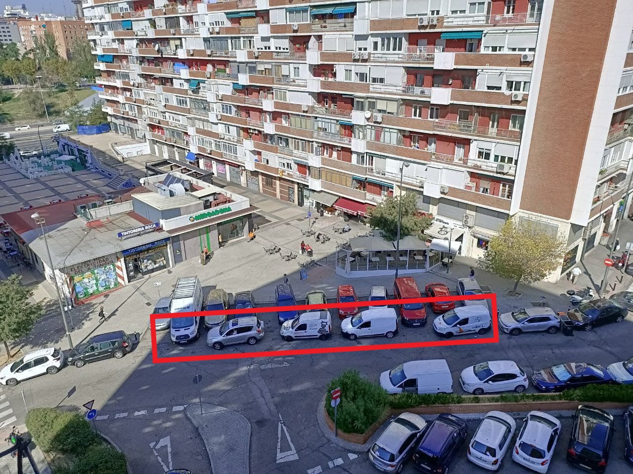 Coches estacionados en doble fila.