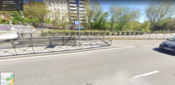 Interrupción de la acera que obliga a dar rodeo o a alternativas peligrosas