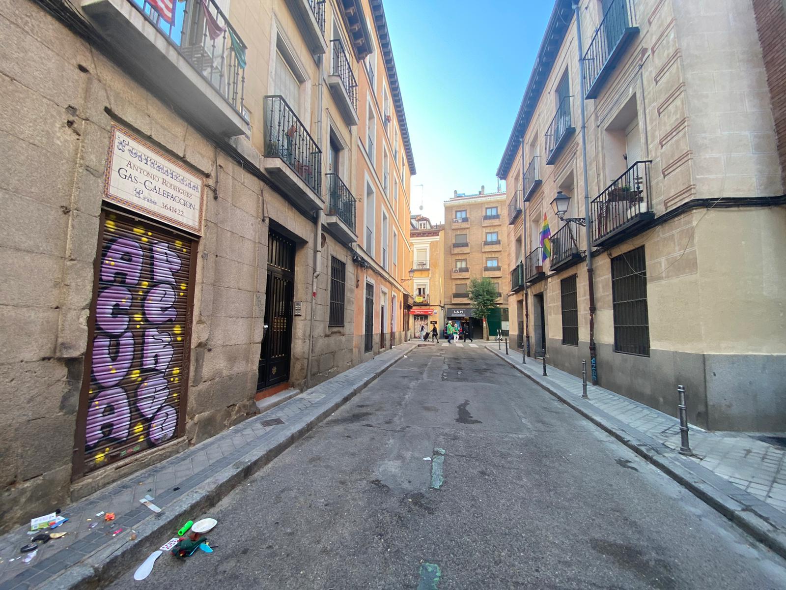 Calle_Mediodia_Chica_en_Madrid.jpg