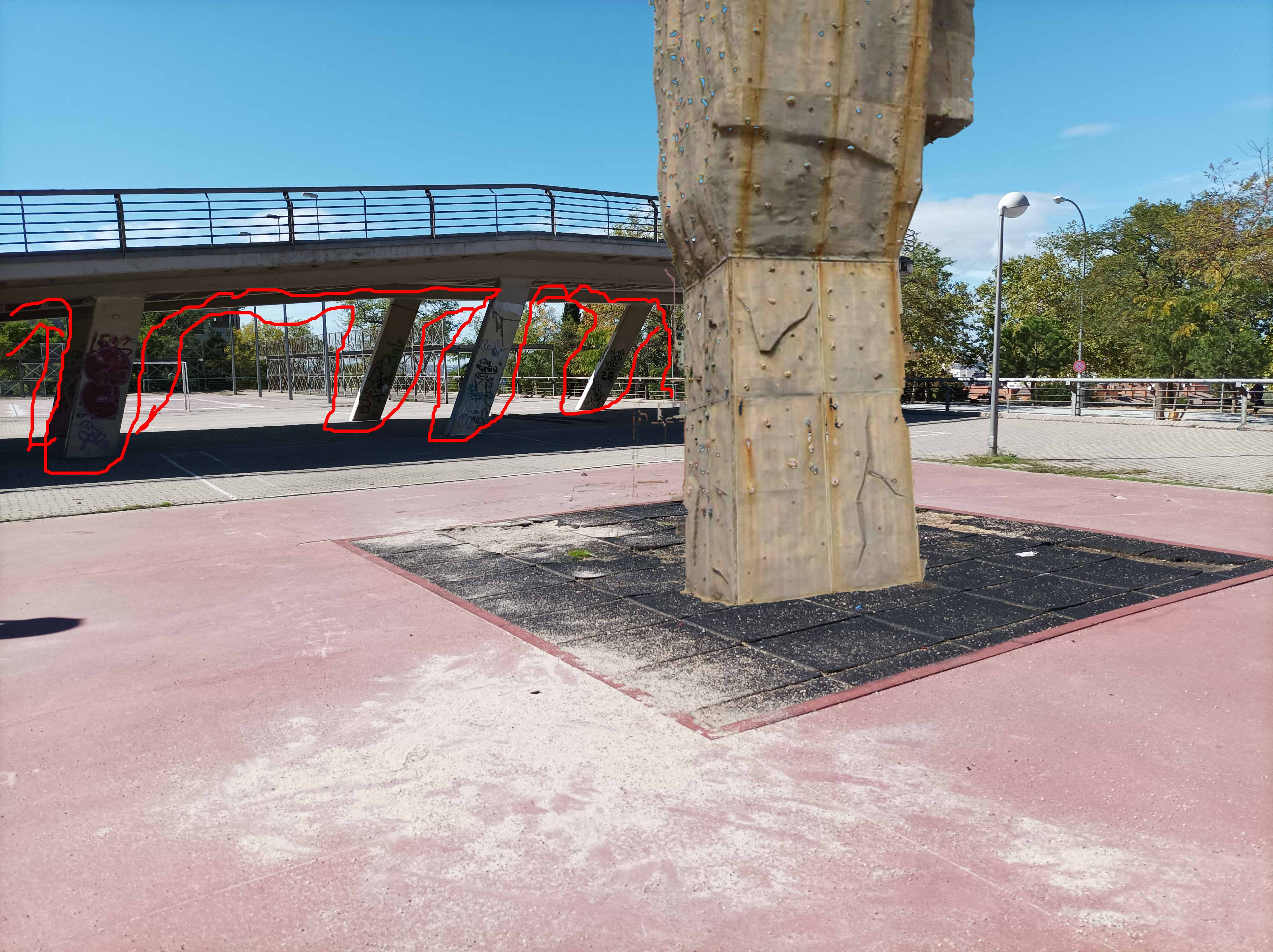 Proyección de monolito y rocódromo