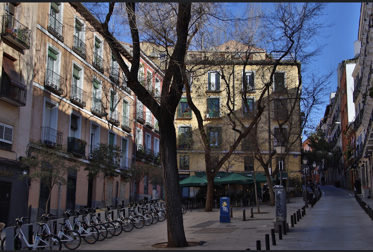 Vista de la Plaza desde calle Pez. Estación de bicimad en el centro
