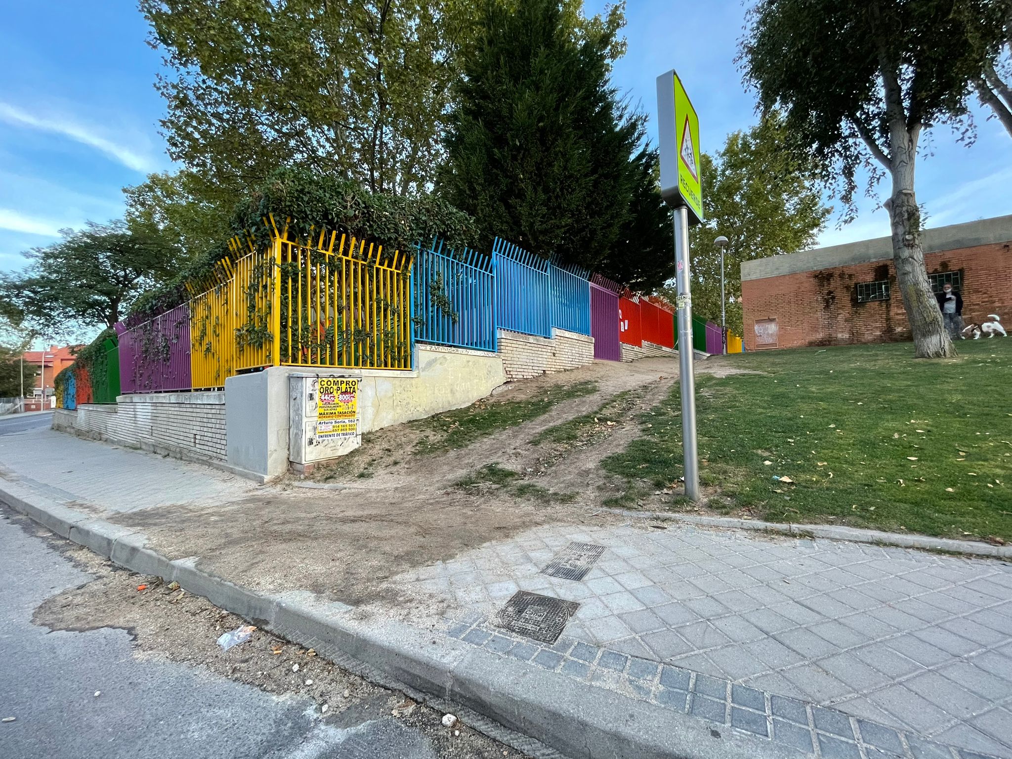 Estado actual de la entrada al colegio