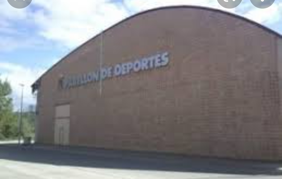 pabellon con pista cubierta