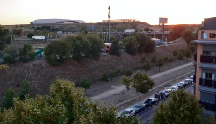 Autovías M14, M21, tren y autoescuela junto a viviendas de la calle Deyanira