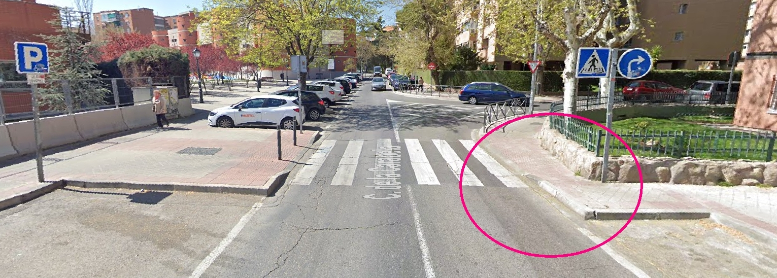 Cruce Carabela. Paso de peatones y acera que se propone ampliar