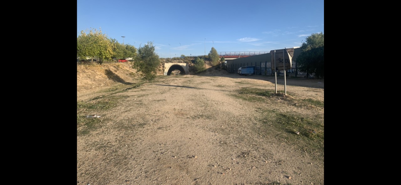 A la derecha la carretera que cruza a las cocheras de EMT