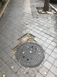 El estado de las aceras Aceras de barrios de madrid que no se arreglan en conciones. Parches y más parches