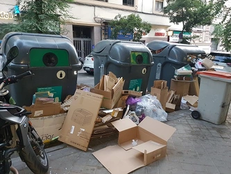 contenedores reciclaje usados como basureros y urinarios