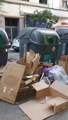 contenedores reciclaje usados como basureros y urinarios