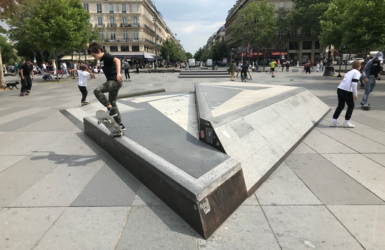 Módulo de skate en la Plaza de la República en París