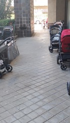 Carritos "aparcados" en la acera que da acceso a la entrada a la guarderia