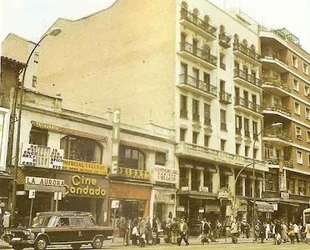 Foto antigua con aceras abarrotadas