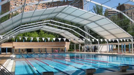 Piscina olímpica, cuyo uso NO se permite como piscina de verano