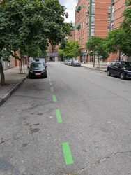 Foto de una calle que solía tener coches aparcados en segunda y tercera fila y está menos de la mitad su capacidad de estacionamiento regulado un día laboral.