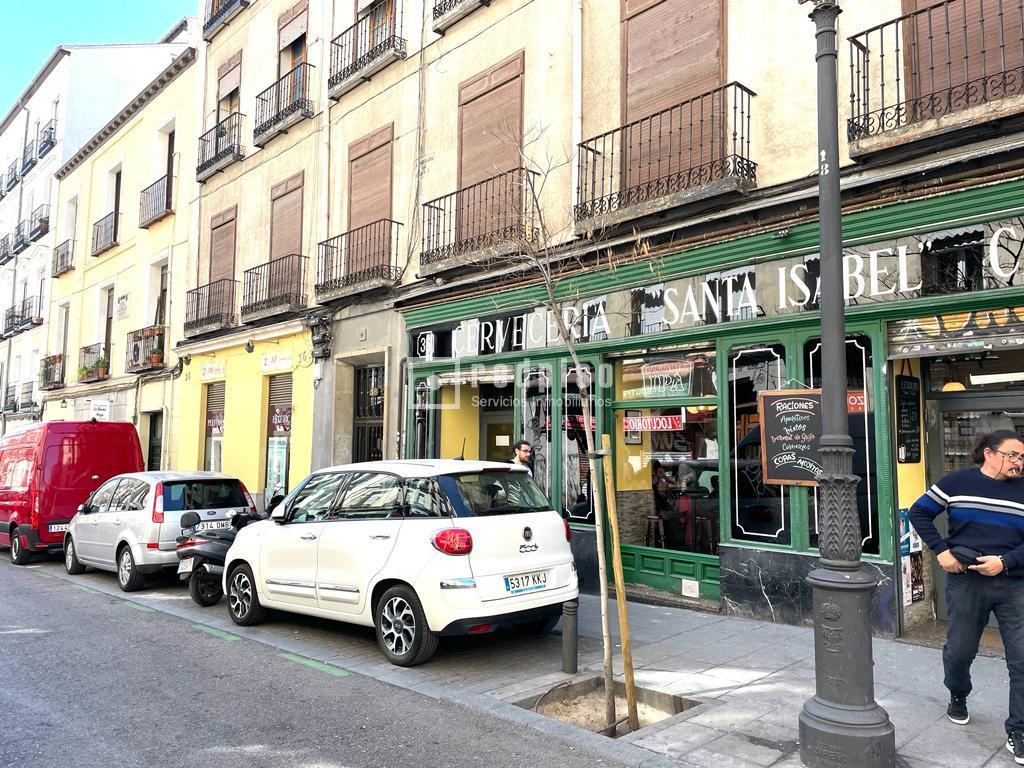 Una imagen de la acera minúscula de la Calle Santa Isabel