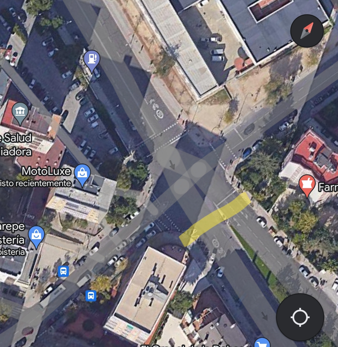 El paso de cebra ausente, pintado de amarillo.