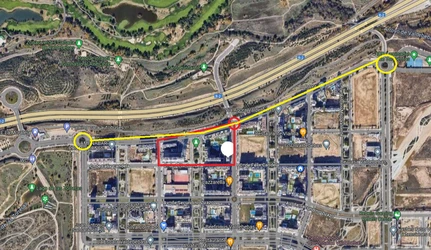 El mapa destaca con una marcación en rojo la ubicación propuesta para la glorieta, situada en un punto central de una extensa área sin intersecciones similares, subrayando la necesidad de esta infraestructura para mejorar la circulación. Se muestra claramente la gran manzana que los conductores deben rodear actualmente para cambiar de dirección, lo que resalta la ineficiencia del diseño vial actual. Además, se ve el el acceso al futuro barrio de La Solana.