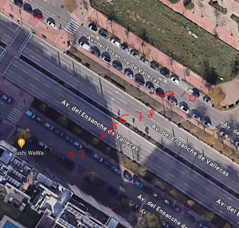 Avenida de poblado con 10 carriles de circulación