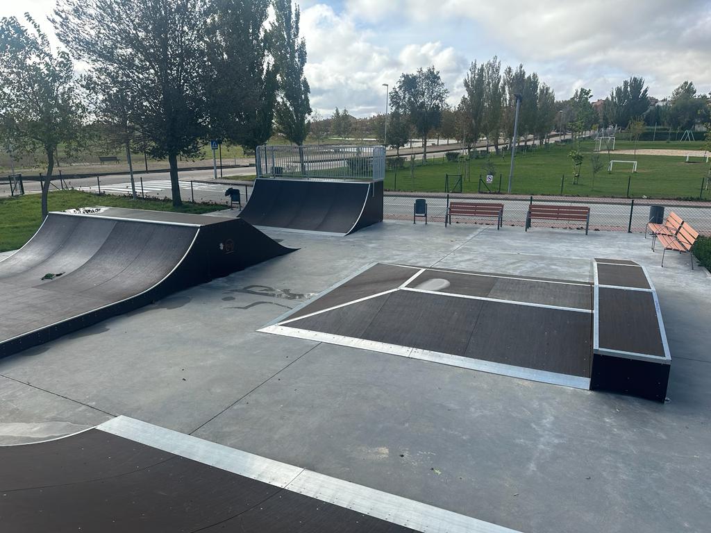 Este podría ser un tipo que se podría poner en alguno de los terrenos colindantes a los chalets cerca de las otras pistas deportivas 