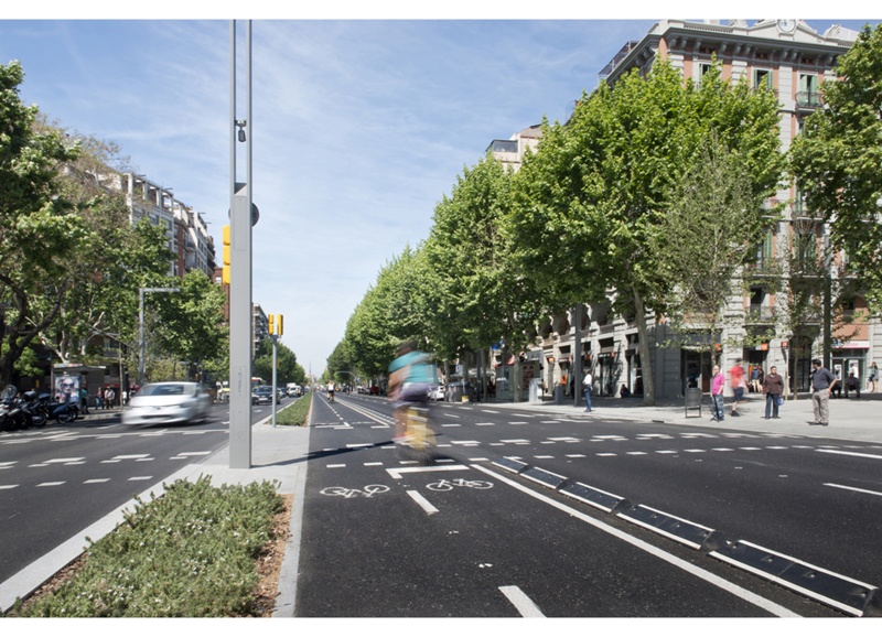El carril estaría situado en la zona central de la calle, con una línea divisoria de vegetación que lo hace seguro y lo separa del tráfico motorizado.