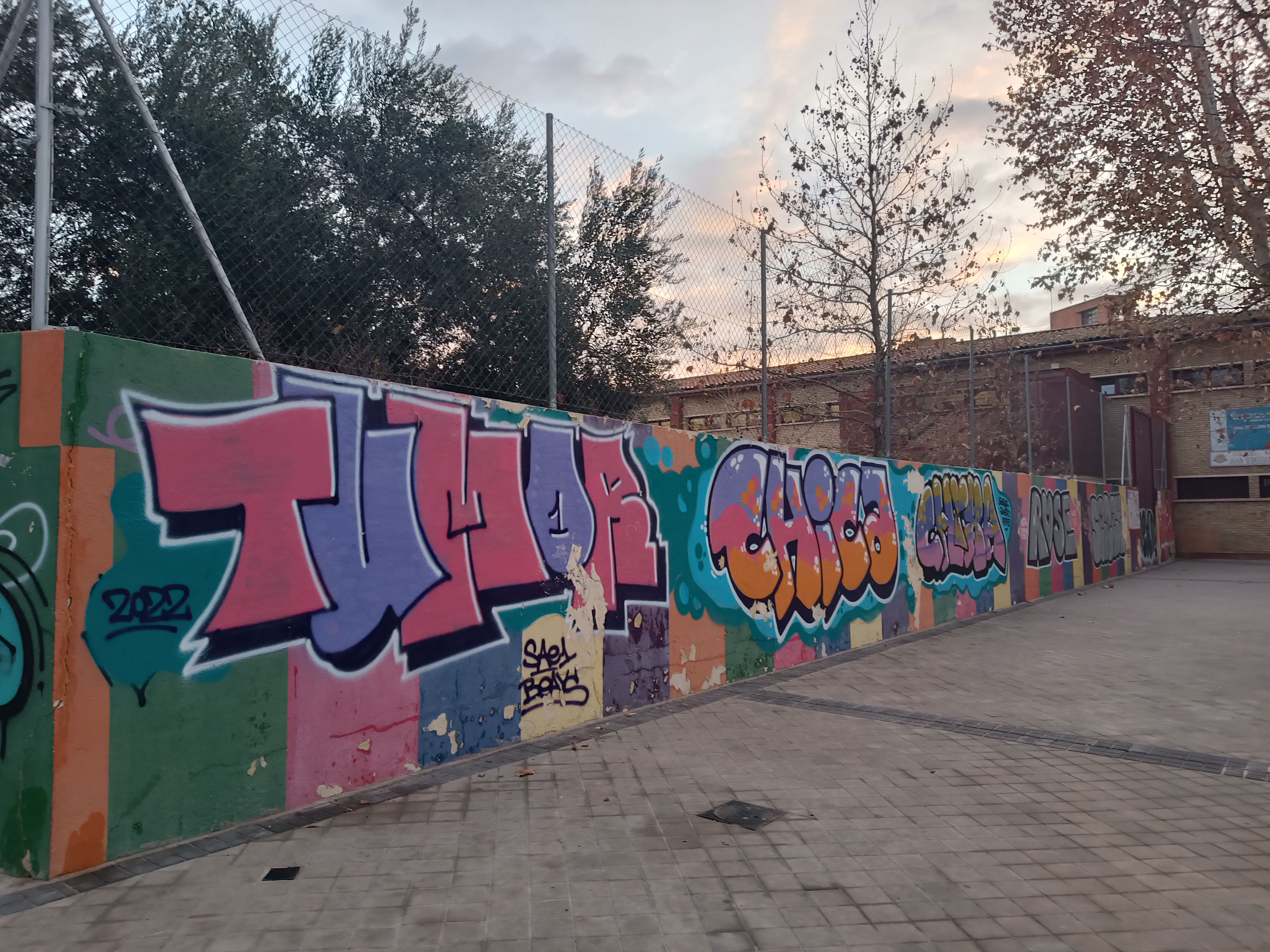 Suciedad y mala imagen en muros de servicios públicos de Usera