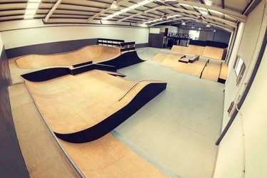 EJEMPLO DE SKATE PARK INDOOR
