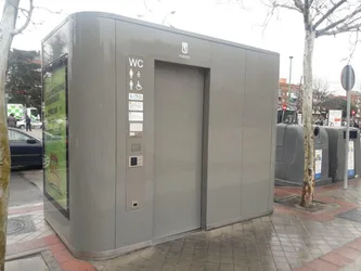 Baños públicos accesibles y modernos en Vallecas.
