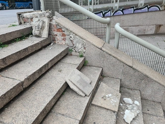 Detalle de los desperfectos en una de las escaleras