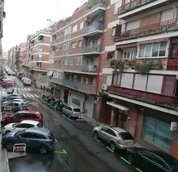 Calle Constancia La fotografía evidencia la ineficiente utilización del carril para vehículos, lo que contrasta con la estrechez de las aceras.