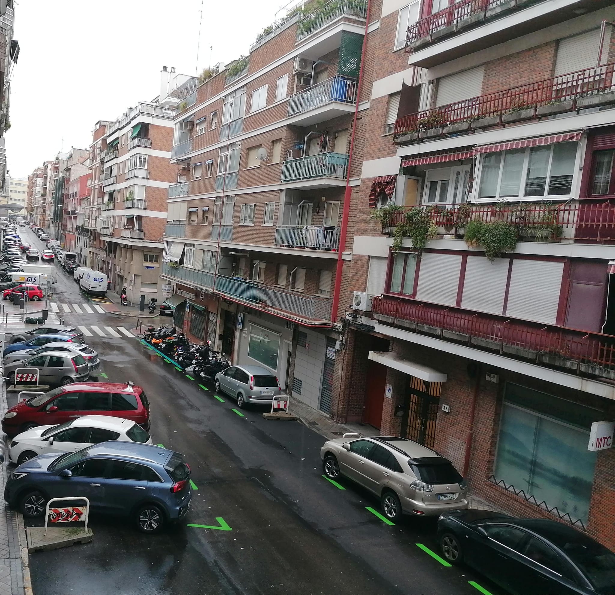 La fotografía evidencia la ineficiente utilización del carril para vehículos, lo que contrasta con la estrechez de las aceras.