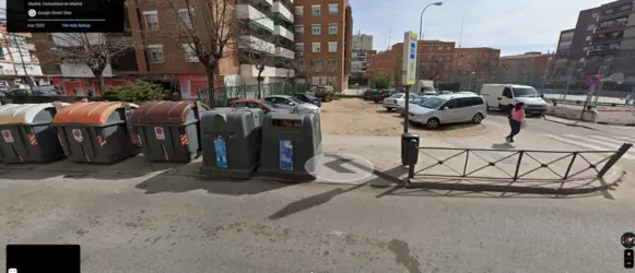 Descampado en el que habría que realizar una zona verde, o un parking en superficie debidamente urbanizado.